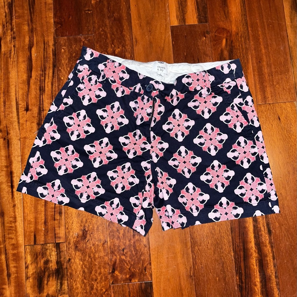 Crown and Ivy Jean shorts with Pineapples all over them size 6